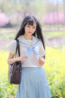 云边有个小卖部